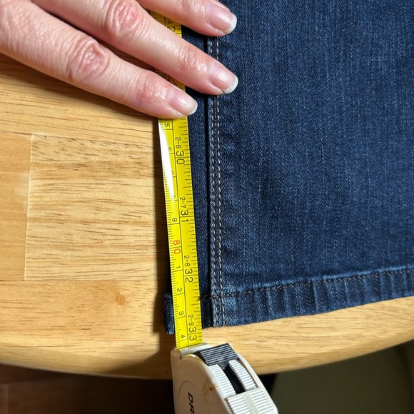 White House Black Market Boot Cut Mid Rise Jeans!! Size 4 but fits like a 6. - Picture 7 of 12